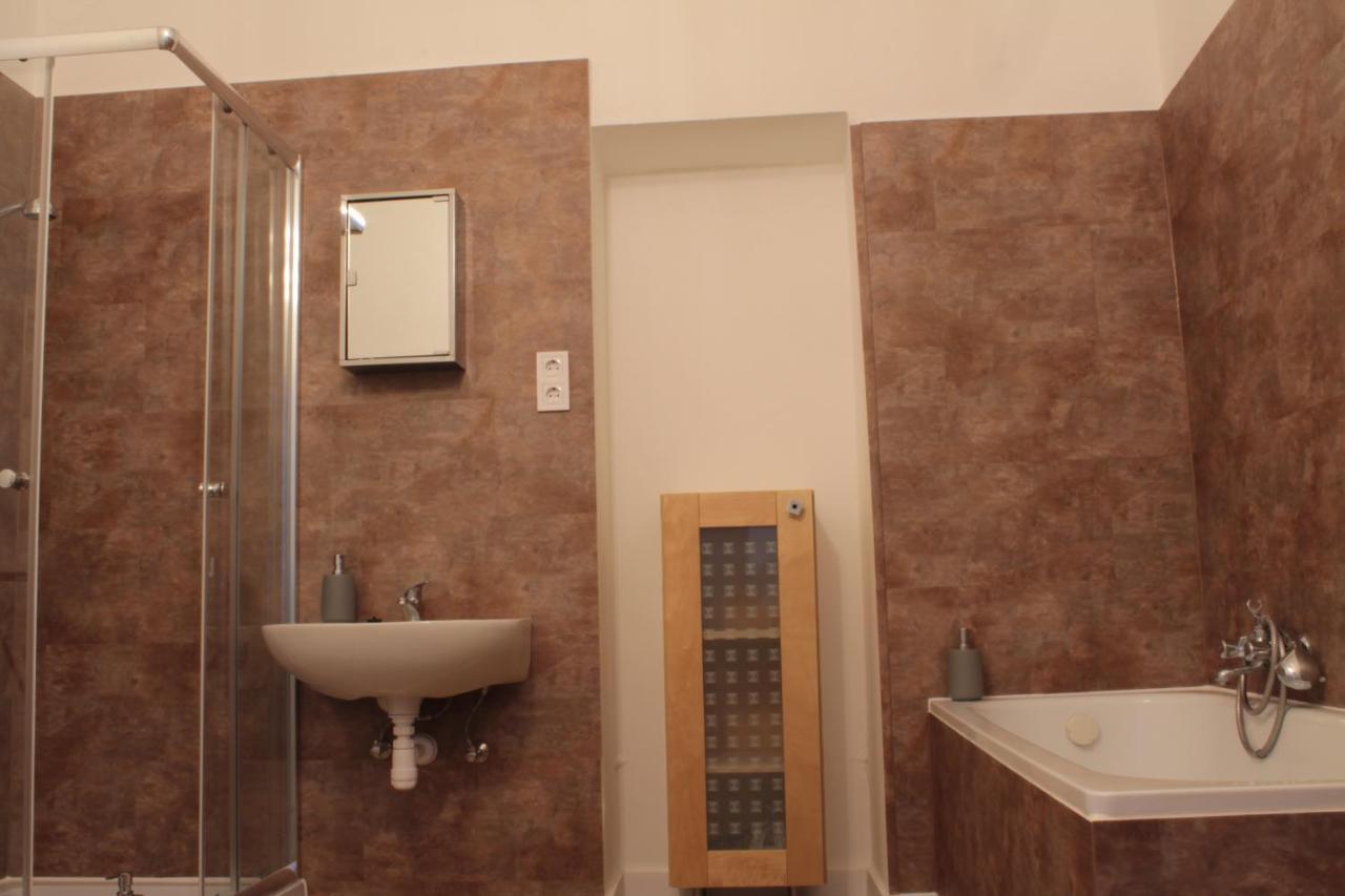Zwinger Apartman Sopron Exteriör bild